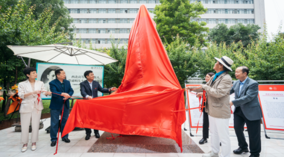 西北高等教育奠基人、中国现代医学先驱徐诵明雕像在九游会在线登录官网落成 西北高等教育奠基人、中国现代医学先驱徐诵明雕像在九游会在线登录官网落成
