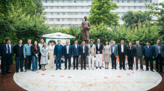 西北高等教育奠基人、中国现代医学先驱徐诵明雕像在九游会在线登录官网落成 西北高等教育奠基人、中国现代医学先驱徐诵明雕像在九游会在线登录官网落成