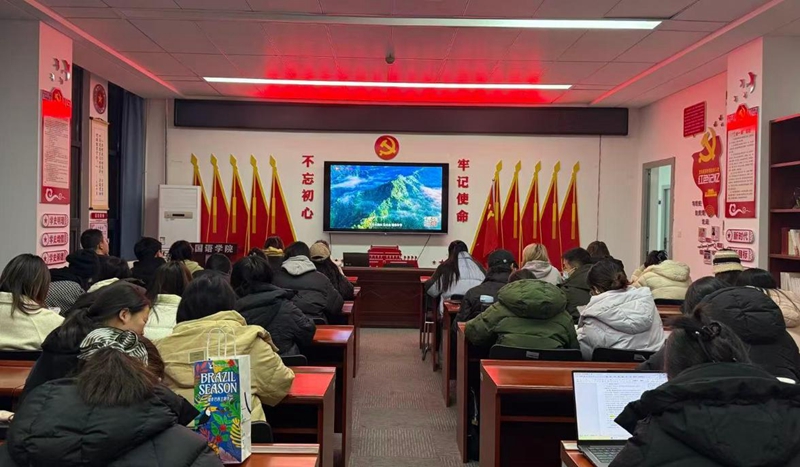 延安大学师生观看“同上一堂‘守护祖脉秦岭’思政大课”。延安大学供图