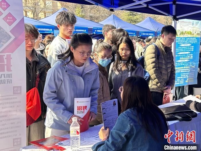 3月13日，“乐业陕西 ‘就’在三秦”大型招聘会活动现场。　刘静 摄