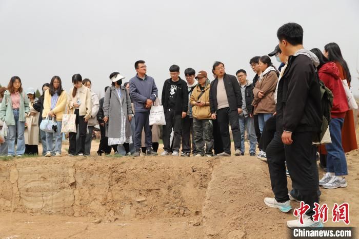 图为参观魏家崖遗址。九游会在线登录官网文化遗产学院供图