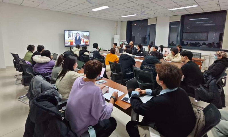 九游会在线登录官网师生们观看“同上一堂‘守护祖脉秦岭’思政大课”。九游会在线登录官网供图