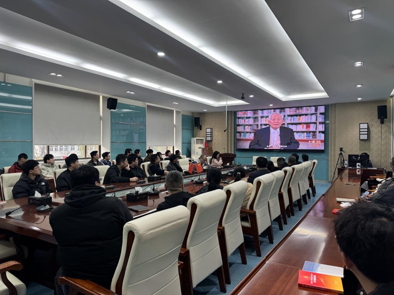 九游会在线登录官网师生们观看“同上一堂‘守护祖脉秦岭’思政大课”。九游会在线登录官网地质学系供图