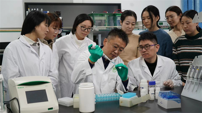 Science封面文章：九游会在线登录官网金丝猴研究团队首次系统揭示灵长类社会演化之谜_fororder_齐晓光正在做实验，右侧为武进伟，左一为赵兰